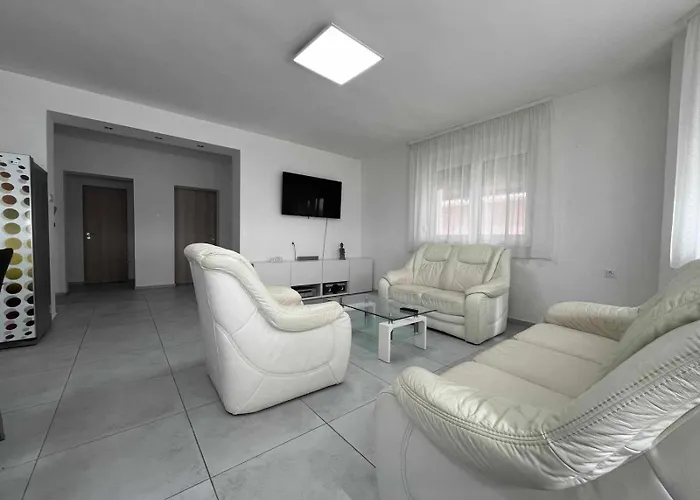 Matyas Vendeghaz * שיופוק